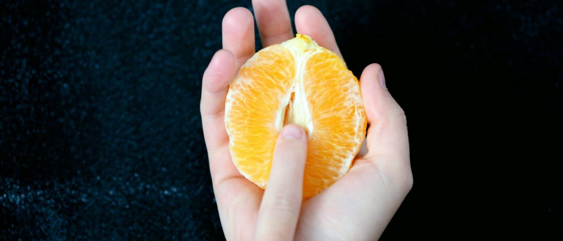 Porno osaksi kasvatuskeskusteluja -artikkelin kuvituskuva: "An image of a young person holding a ripe orange to show the similarity of the female genitalia."
