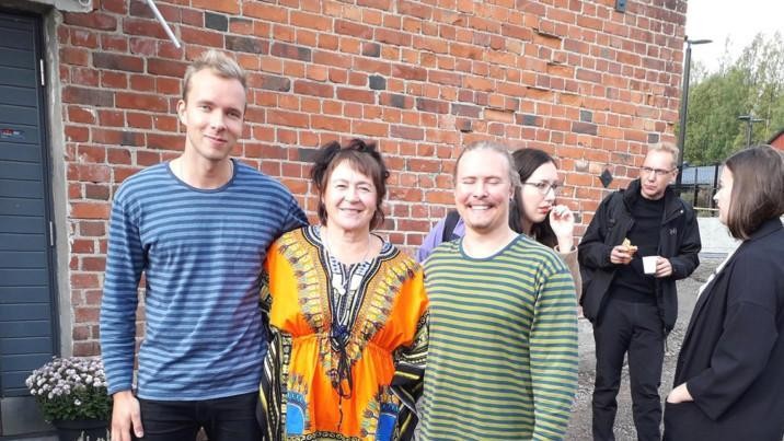 Kuvassa Miro Ruismäki Humakin lukuvuoden avajaisissa syyskuussa 2018 yhdessä opettajansa Maarit Honkonen-Seppälän ja opiskelijakaverinsa Aapo Lahdenkaupin kanssa.