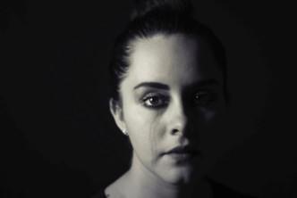 Danie Franco / Unsplash : Keijun Varjo -artikkeliin kuvituskuva kyynelehtivästä naisesta