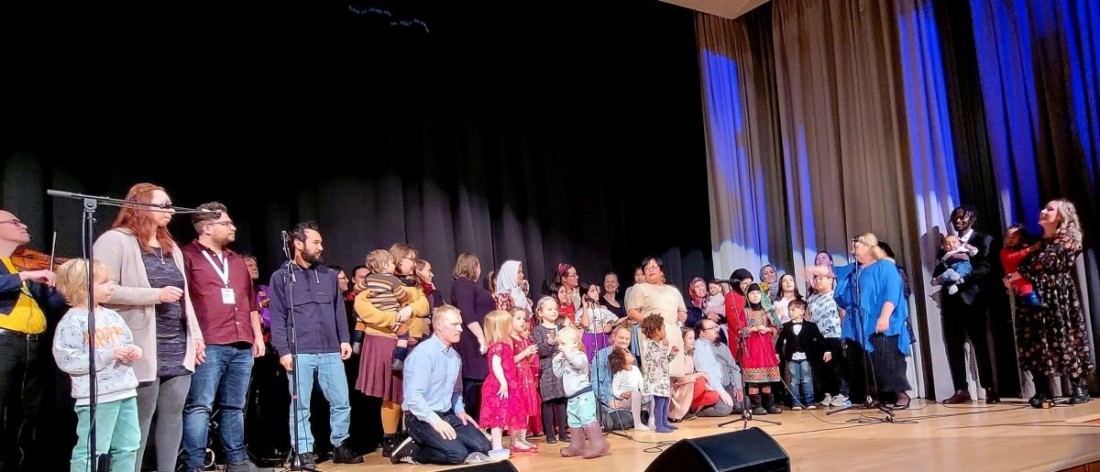 Monikulttuurinen juhla Jyväskylässä, lavalla aikuisia ja lapsia