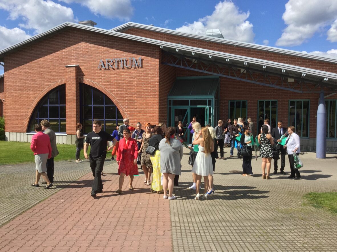 Kuvassa opiskelijoita Artium-rakennuksen edessä.