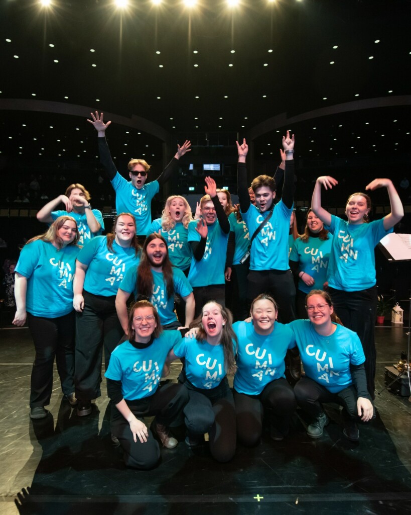 Suomen Lähetysseuran vuosittain muodostettava nuorten musiikkiryhmä ”Cumina” esiintyi Kirkon kasvatuksen päivillä tiistaina. Cumina yhteiskuvassa siniset paidat päällä.