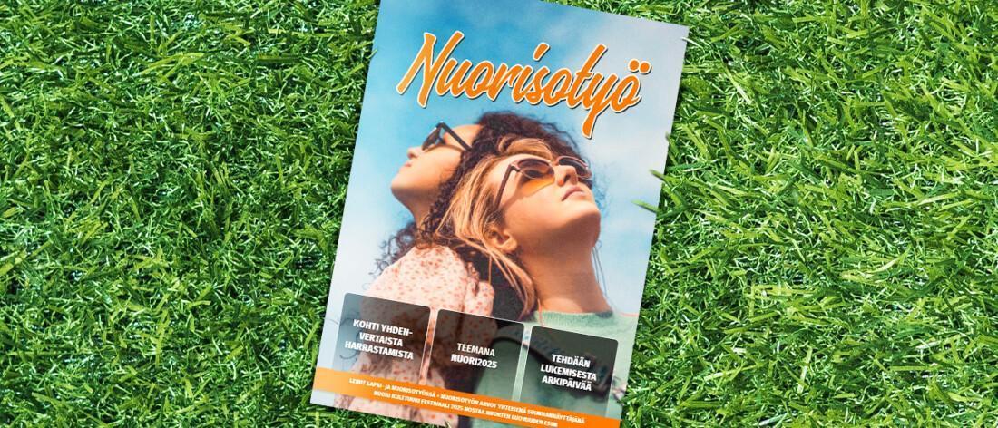 Nuorisotyö-lehti 2/2025 aseteltuna nurmen päälle.