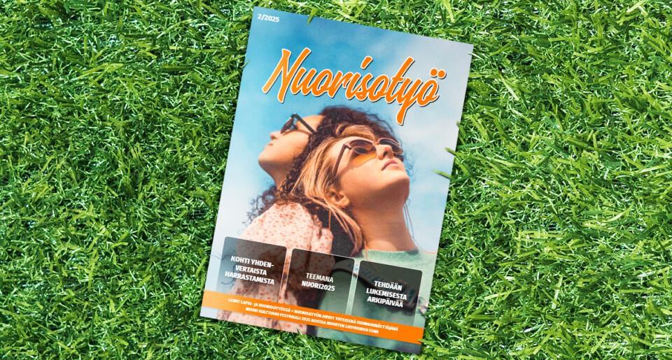 Nuorisotyö-lehti 2/2025 aseteltuna nurmen päälle.