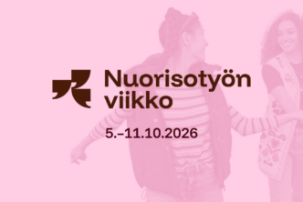 Mainos Nuorisotyön viikolle 5.–11.10.2026. Kuvassa hymyileviä nuoria vaaleanpunaisessa sävyssä.
